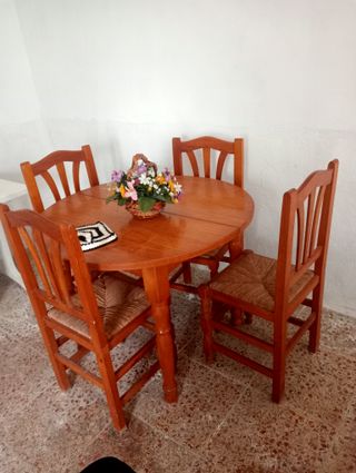 Mesa de comedor y 4 sillas de madera