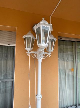 Farola de jardín blanca