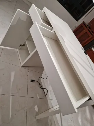 Escritorio blanco con lámpara