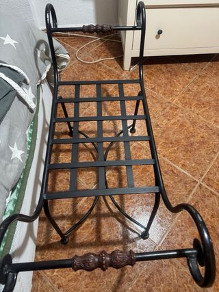 Banqueta de cama negra y  metal