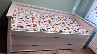 Cama infantil blanca con cajones