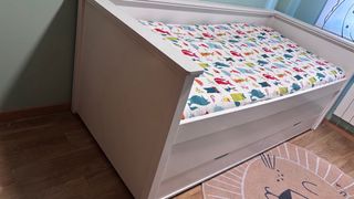 Cama infantil blanca con cajones