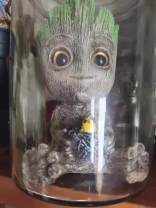 Figura baby Groot con pájaro