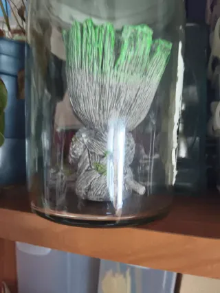 Figura baby Groot con pájaro