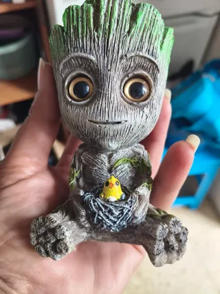 Figura baby Groot con pájaro