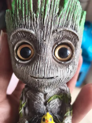 Figura baby Groot con pájaro