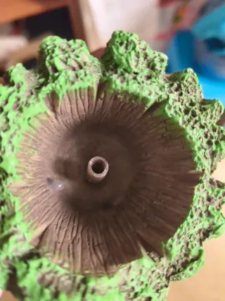 Figura baby Groot con pájaro