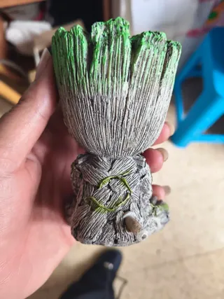 Figura baby Groot con pájaro