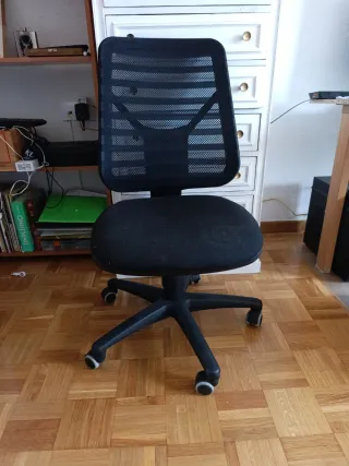 Silla de oficina negra con ruedas