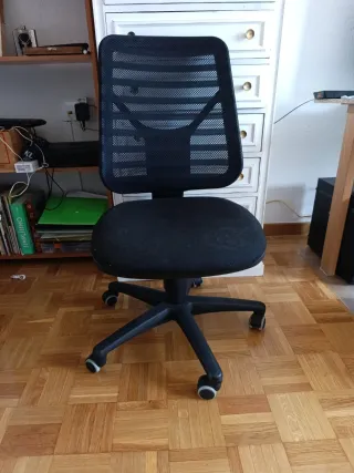 Silla de oficina negra con ruedas