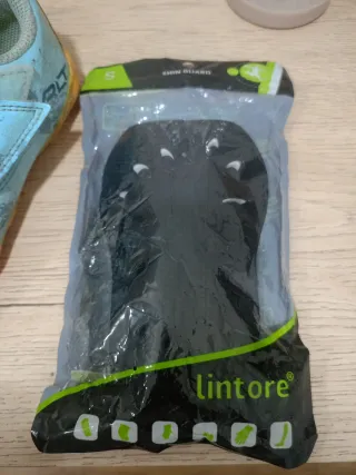 Botas multitacos y 2 pares espinilleras