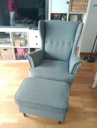 Sillón orejero y puf gris Ikea