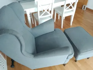 Sillón orejero y puf gris Ikea