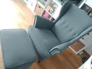 Sillón orejero y puf gris Ikea