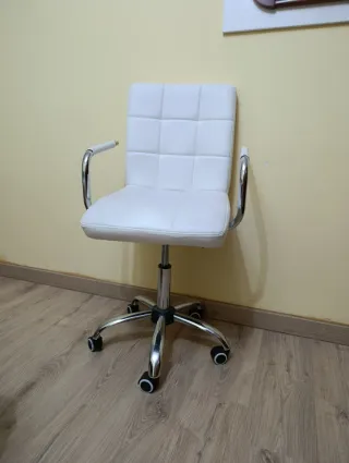 Silla de escritorio blanca con base cromada