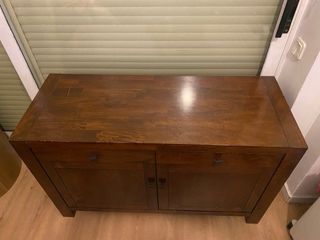 Mueble de madera marrón