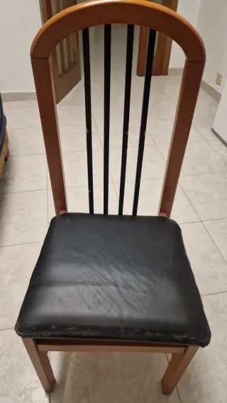 Mesa cuadrada y 2 sillas