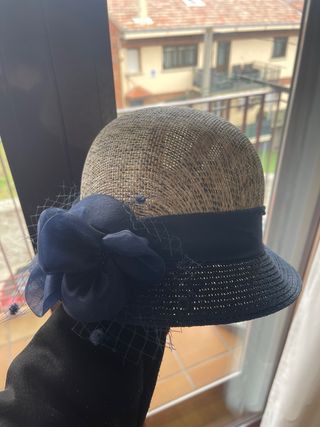 Sombrero con flor y velo