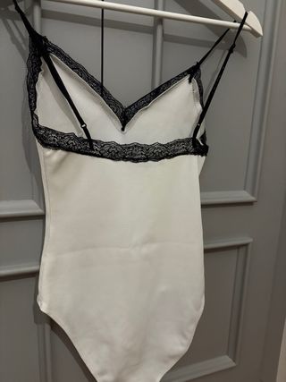 Body Zara encaje negro y blanco