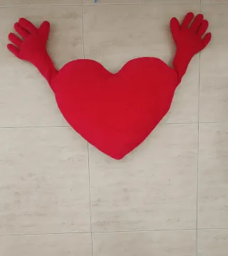 Cojín Corazón Rojo con Brazos