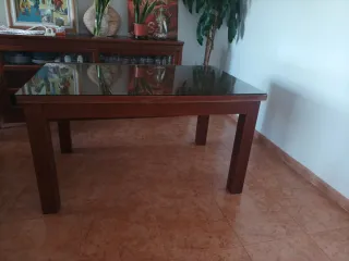 Mesa de comedor de madera y cristal
