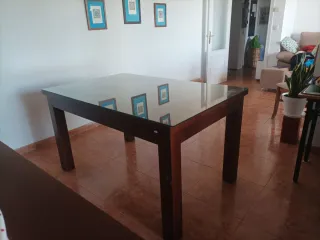 Mesa de comedor de madera y cristal
