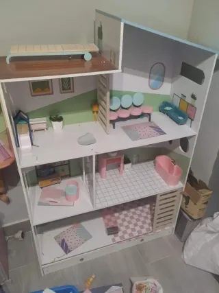 Casa de muñecas de madera