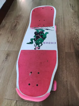 Monopatín rosa con rodilleras, coderas, casco y bo