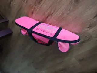 Monopatín rosa con rodilleras, coderas, casco y bo