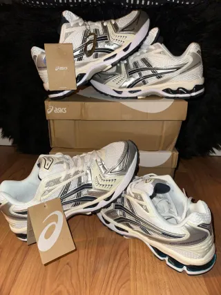 Asics NYC Plata y Blanco