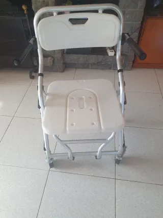 Silla de ducha con ruedas y apoyabrazos