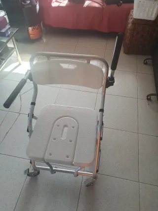 Silla de ducha con ruedas y apoyabrazos