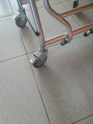 Silla de ducha con ruedas y apoyabrazos