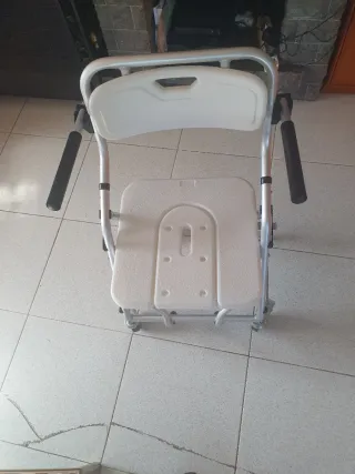 Silla de ducha con ruedas y apoyabrazos