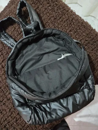 Mochila negra acolchada