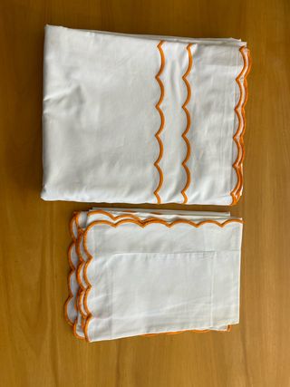 Lenzuola bianche con bordo arancione