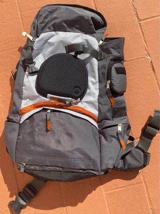 Mochila senderismo gris y naranja