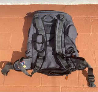 Mochila senderismo gris y naranja