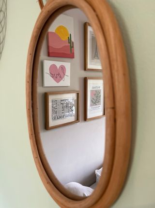 Espejo de mimbre con forma de piña