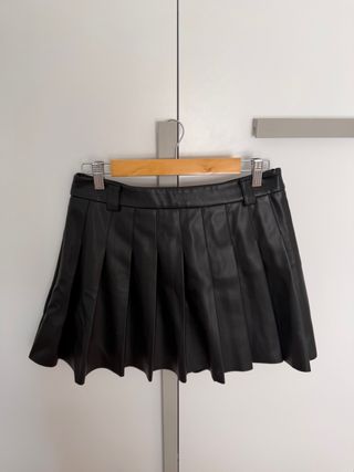 Falda polipiel negra plisada