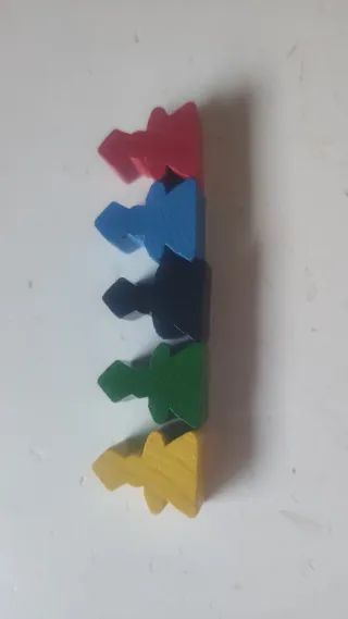 Meeples y dado para juegos de mesa