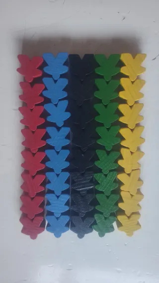 Meeples y dado para juegos de mesa