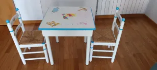 Mesa y 2 sillas infantiles madera y mimbre