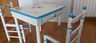 Mesa y 2 sillas infantiles madera y mimbre