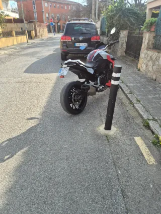 BMW Naked Moto Gris y Roja