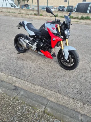 BMW Naked Moto Gris y Roja