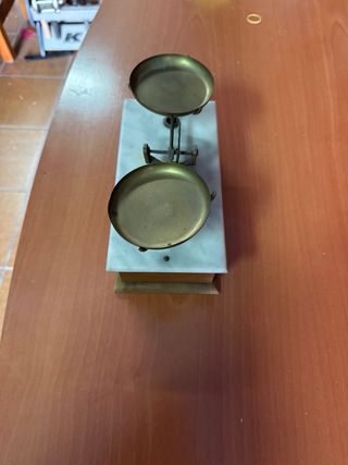 Balanza antigua de madera y mármol