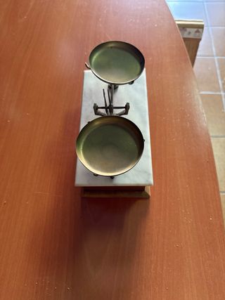 Balanza antigua de madera y mármol