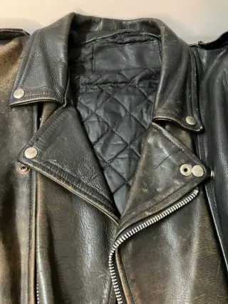 Cazadora de cuero estilo motero