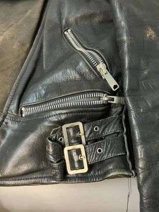 Cazadora de cuero estilo motero